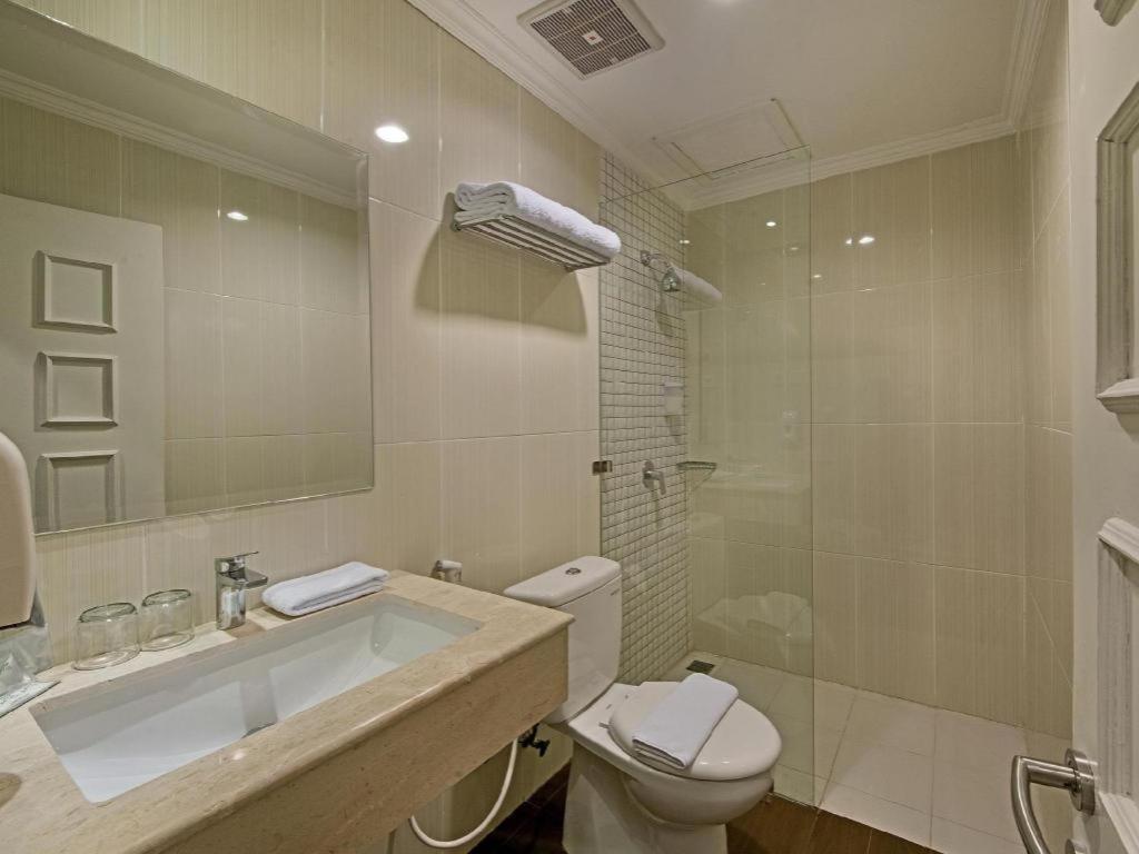 Whiz Prime Hotel Darmo Harapan Sorabaya Extérieur photo