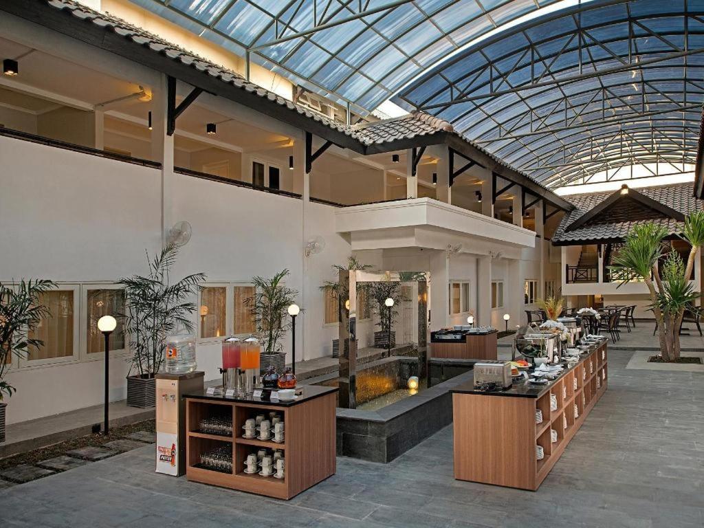 Whiz Prime Hotel Darmo Harapan Sorabaya Extérieur photo