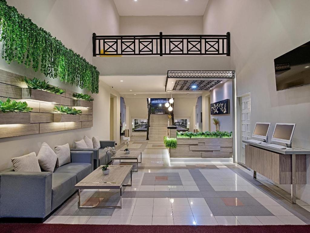 Whiz Prime Hotel Darmo Harapan Sorabaya Extérieur photo