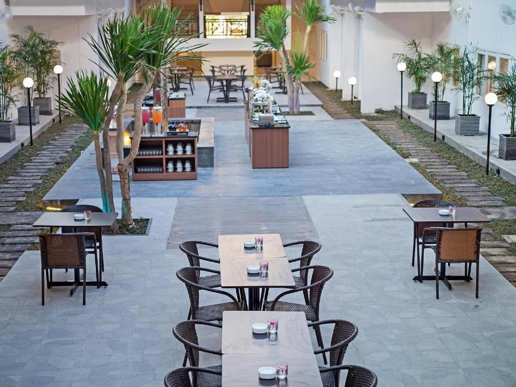 Whiz Prime Hotel Darmo Harapan Sorabaya Extérieur photo