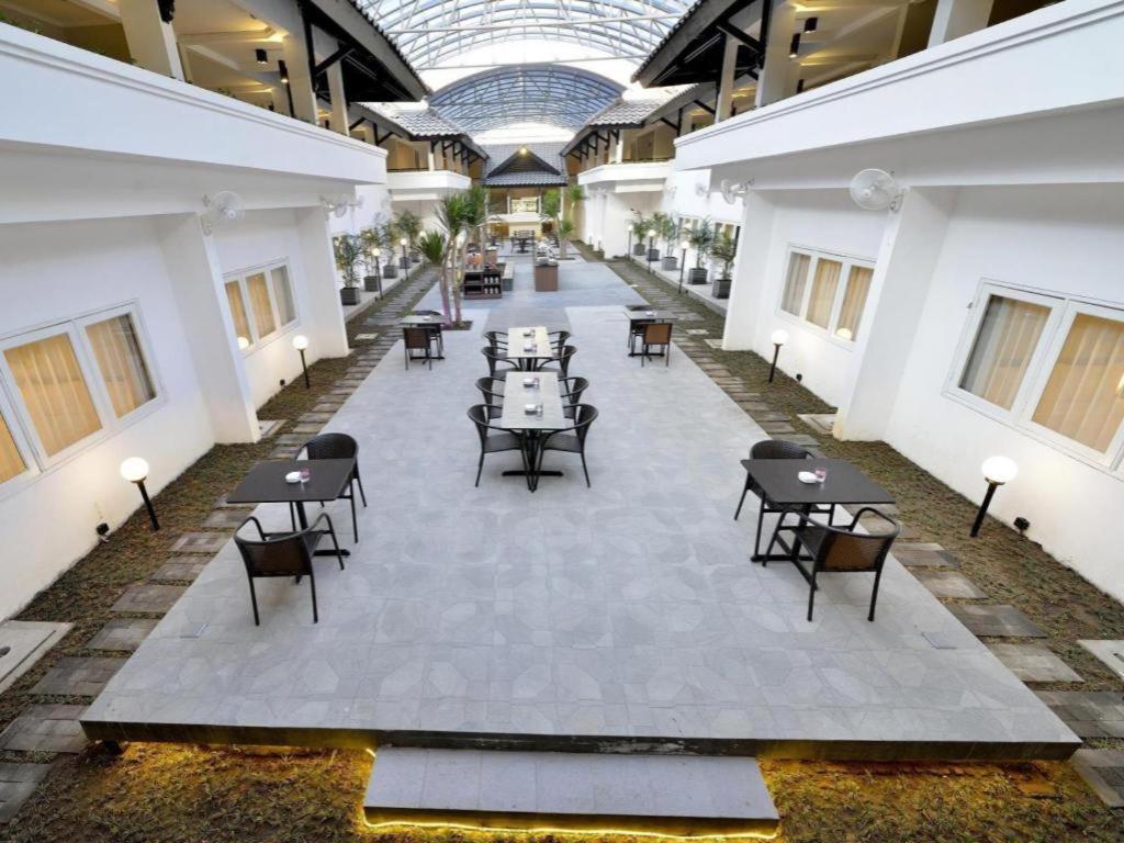 Whiz Prime Hotel Darmo Harapan Sorabaya Extérieur photo