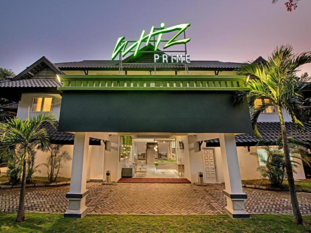 Whiz Prime Hotel Darmo Harapan Sorabaya Extérieur photo