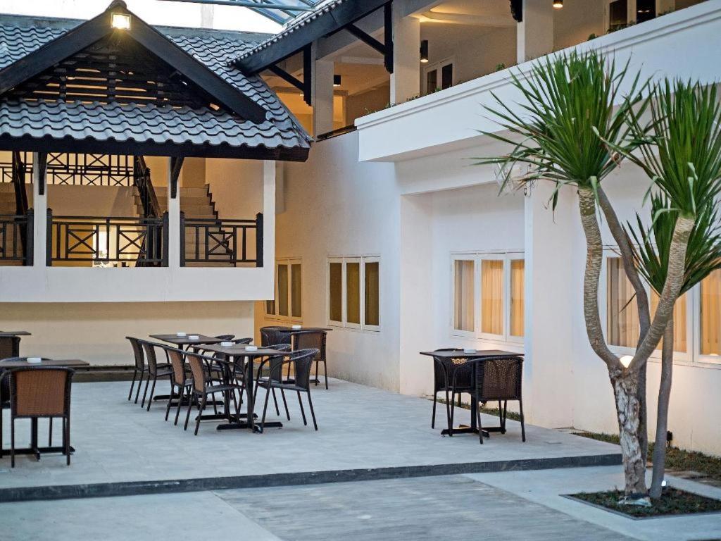 Whiz Prime Hotel Darmo Harapan Sorabaya Extérieur photo