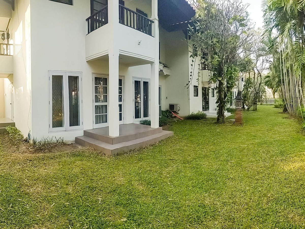 Whiz Prime Hotel Darmo Harapan Sorabaya Extérieur photo