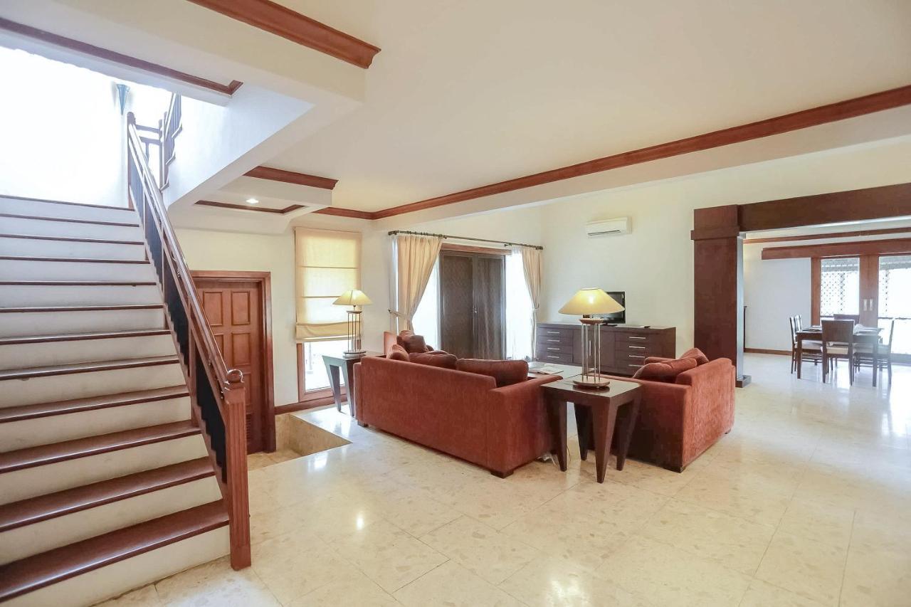 Whiz Prime Hotel Darmo Harapan Sorabaya Extérieur photo