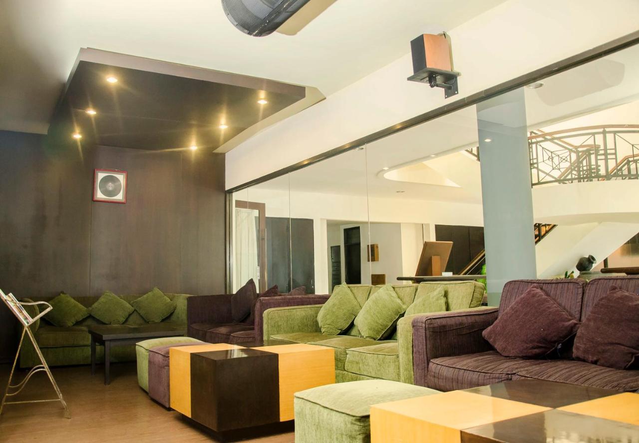 Whiz Prime Hotel Darmo Harapan Sorabaya Extérieur photo