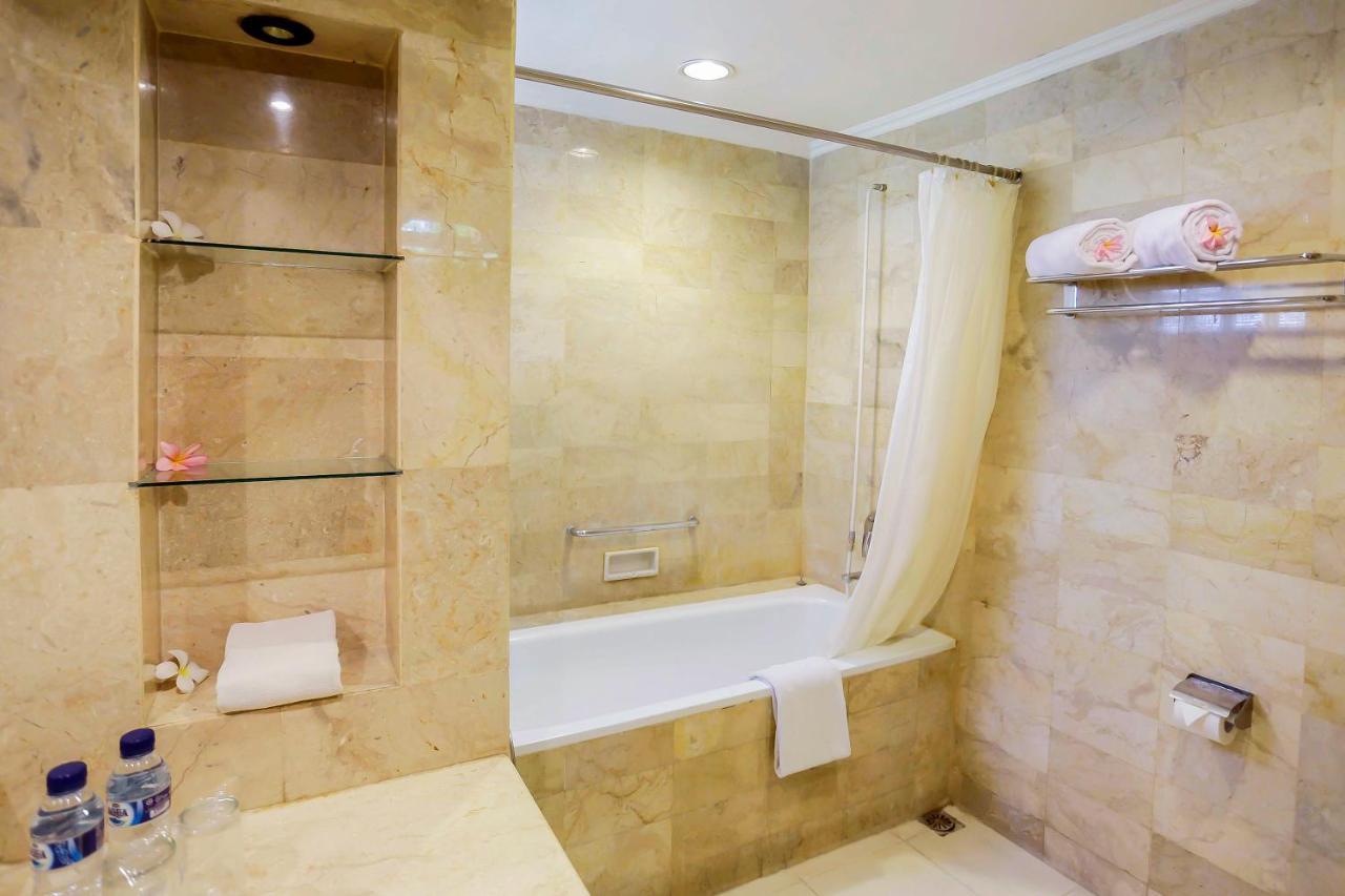 Whiz Prime Hotel Darmo Harapan Sorabaya Extérieur photo