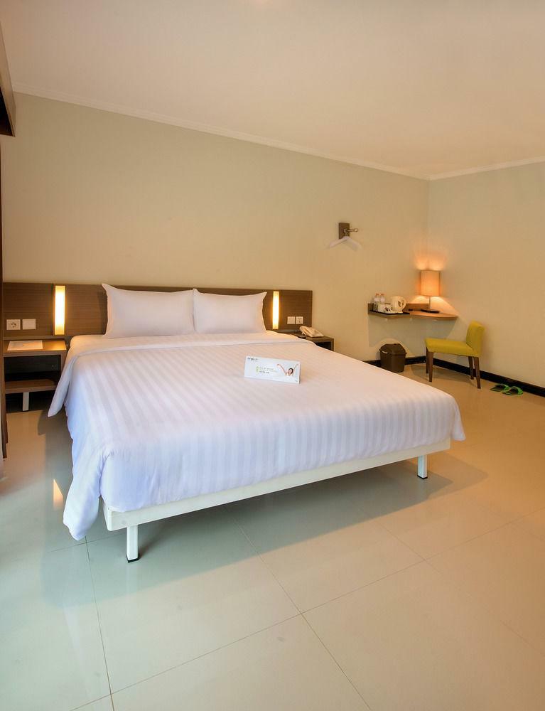Whiz Prime Hotel Darmo Harapan Sorabaya Extérieur photo