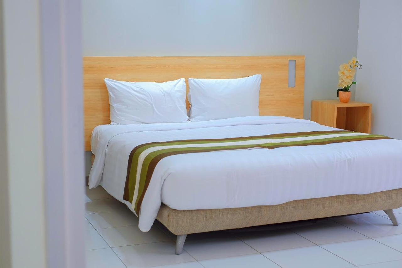Whiz Prime Hotel Darmo Harapan Sorabaya Extérieur photo