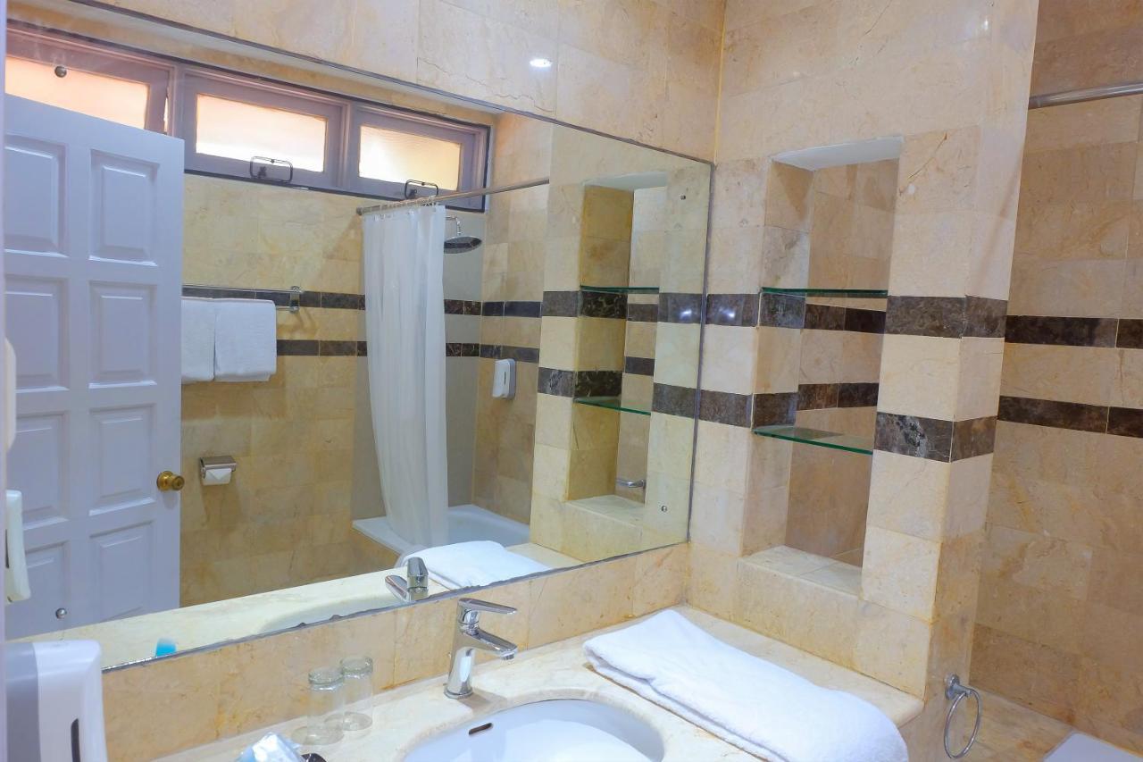 Whiz Prime Hotel Darmo Harapan Sorabaya Extérieur photo